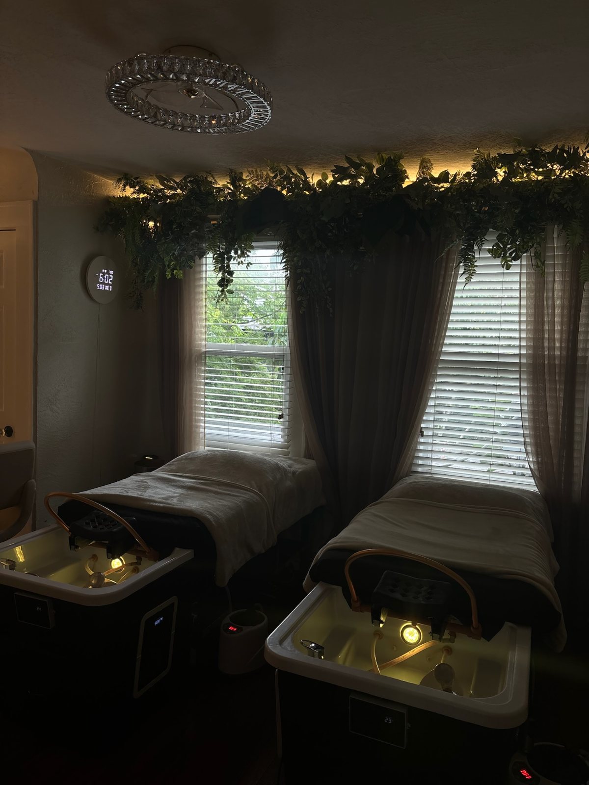 Duo suite, two tables side-by-side — The Bronze Lily, St. Petersburg, FL